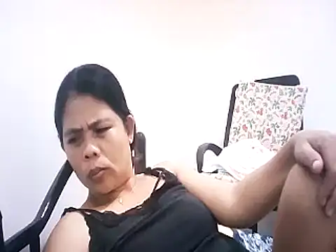 Snapshot of pinay_milfxx chatting on September 28, 1:45 am pinay milfxx online show from September 28, 1:45 am