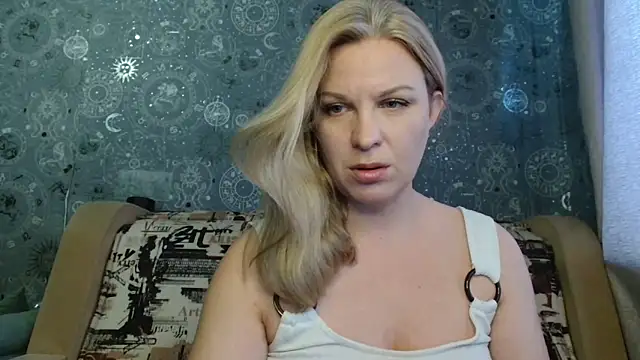 Snapshot of BlondeFox chatting on October 22, 4:17 am BlondeFox online show from October 22, 4:17 am