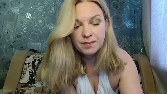 Snapshot of BlondeFox chatting on October 23, 4:18 am BlondeFox online show from October 23, 4:18 am