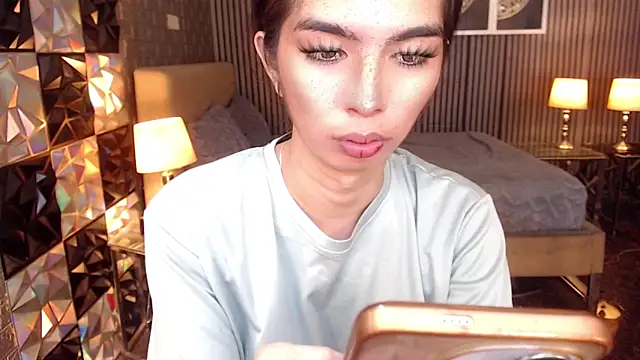 KirstenMooree online show from March 29, 5:39 am