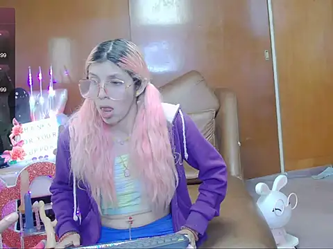 Skinygirl online show from November 4, 10:59 pm