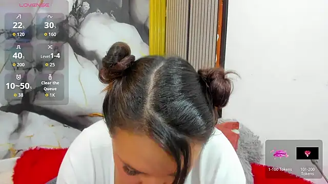 Snapshot of LizzRouse chatting on October 15, 10:23 pm LizzRouse online show from October 15, 10:23 pm