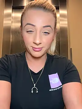 Snapshot of Strongqueen chatting on September 25, 9:23 pm Strongqueen online show from September 25, 9:23 pm