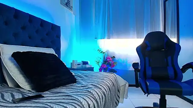 mia thompsonn  online show from February 19, 1:54 pm