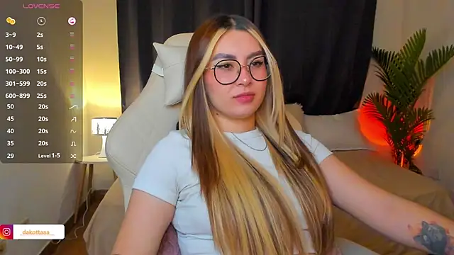 dakottaa  online show from July 7, 12:13 am