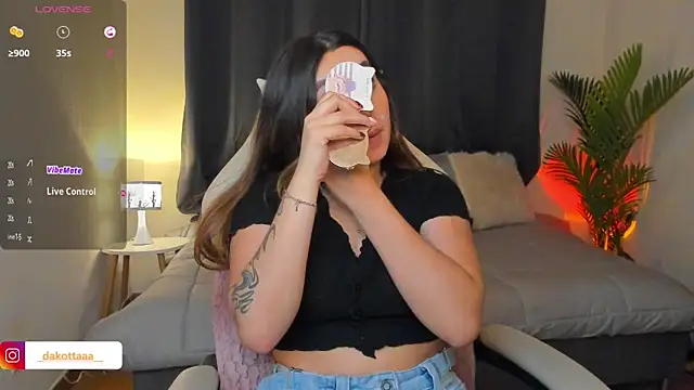 dakottaa  online show from April 13, 11:38 pm