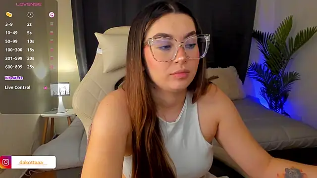 dakottaa  online show from October 28, 11:42 pm