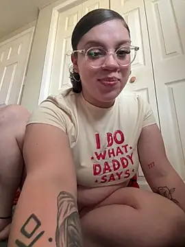 QueenNuttCollector online show from March 22, 6:25 pm