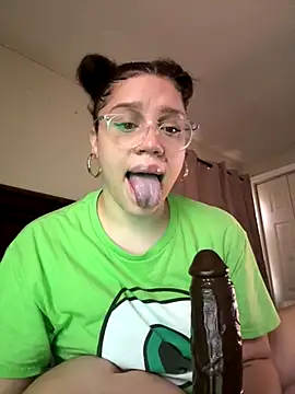 QueenNuttCollector online show from November 12, 3:32 pm