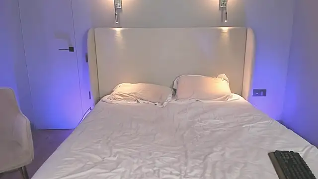 Wallflowerr online show from March 29, 1:10 pm