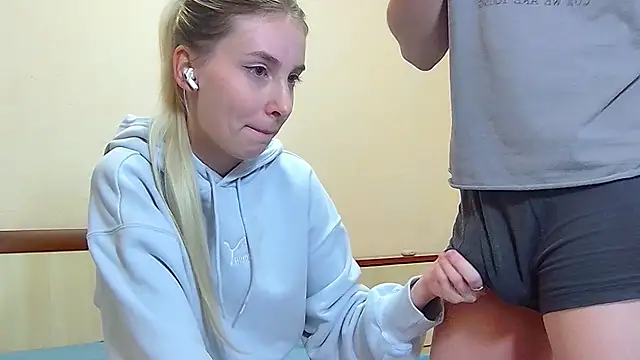 Snapshot of MiaAndWilliam chatting on October 1, 2:05 am MiaAndWilliam online show from October 1, 2:05 am