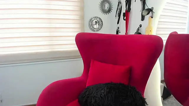 julieta evans  online show from September 12, 9:00 pm