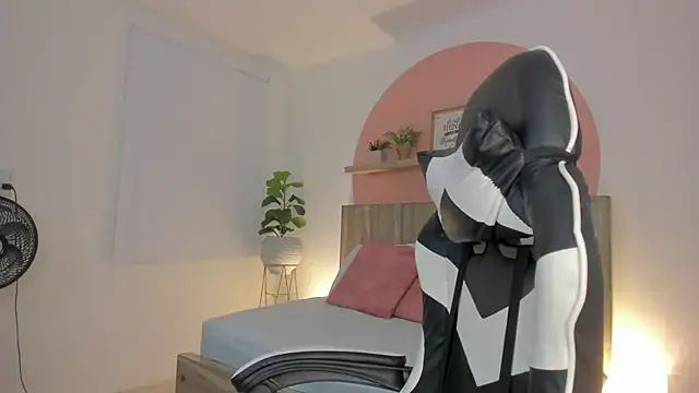 dominique25  online show from October 8, 3:11 am