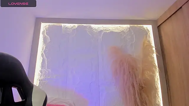 dominique25  online show from March 13, 5:09 am