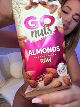 KirstieVegas online show from January 16, 6:59 pm