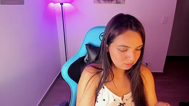 Emily Nicole online show from June 5, 2:04 am
