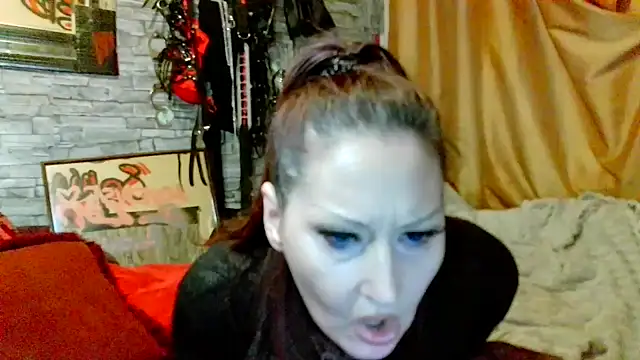 dominatrixredsonyja online show from January 17, 3:52 pm