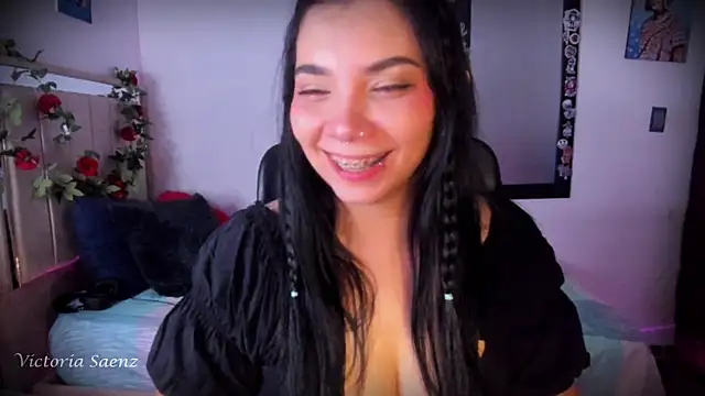 victoriaasaenz  online show from July 18, 12:58 am