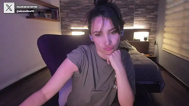 Snapshot of alicewilloww chatting on October 1, 10:59 pm alicewilloww online show from October 1, 10:59 pm