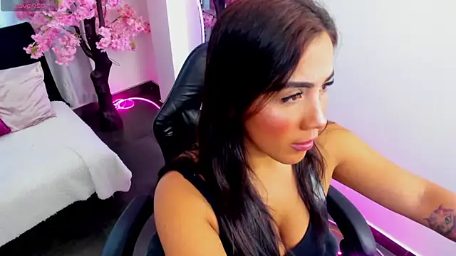 KAROLIVONNE online show from June 5, 9:10 pm