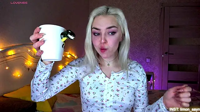 LillyMoure  online show from March 28, 11:47 pm