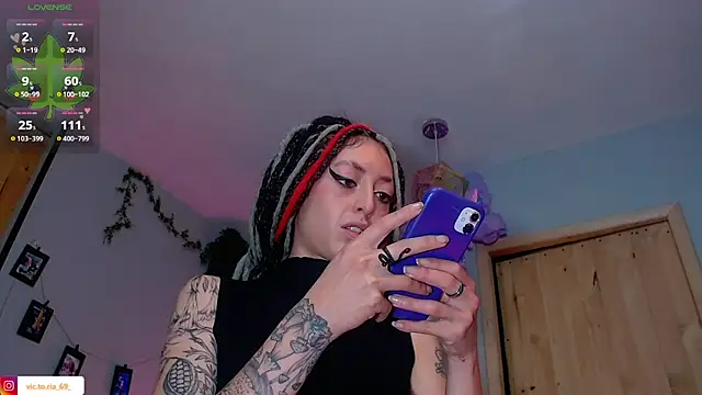 VickyJackson  online show from November 17, 5:35 pm