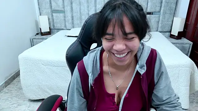 laureentt  online show from March 17, 5:44 am