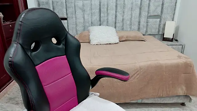 laureentt  online show from April 8, 3:19 am