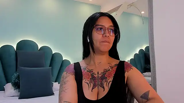 sharlott18 online show from March 27, 12:01 am