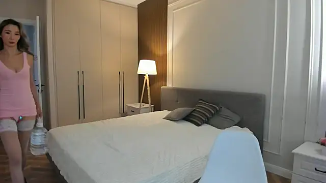 missliiaa online show from July 14, 7:24 am