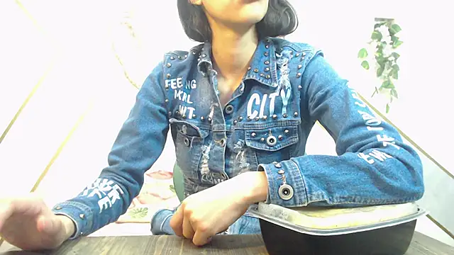 RoxanaCyrano  online show from December 17, 8:02 pm