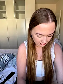 Snapshot of ElenaRebelle chatting on October 2, 7:24 am ElenaRebelle online show from October 2, 7:24 am